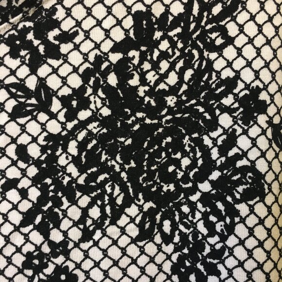 Michel Studio B&W Floral Lace Print Stretchy V-Neck Modern Tee - Picture 9 of 16